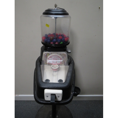 515 - A BEAVER SHOOTING HOOP GUMBALL VENDING MACHINE ON STAND, black finish, with key, H 112 cm