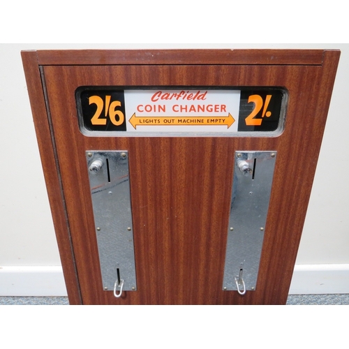 520 - A VINTAGE CARFIELD WALL MOUNTED ARCADE COIN CHANGER MACHINE, wood case with chrome fittings, slots f... 