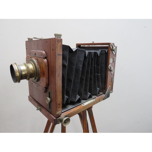 386 - AN EDWARDIAN PLATE CAMERA MARKED 'THE MIDLAND CAMER Co. BIRMINGHAM', fitted with brass lens on a woo... 