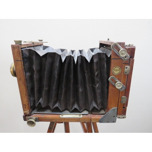 386 - AN EDWARDIAN PLATE CAMERA MARKED 'THE MIDLAND CAMER Co. BIRMINGHAM', fitted with brass lens on a woo... 