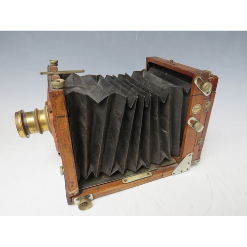 386 - AN EDWARDIAN PLATE CAMERA MARKED 'THE MIDLAND CAMER Co. BIRMINGHAM', fitted with brass lens on a woo... 