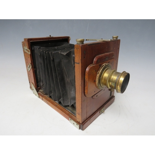 386 - AN EDWARDIAN PLATE CAMERA MARKED 'THE MIDLAND CAMER Co. BIRMINGHAM', fitted with brass lens on a woo... 