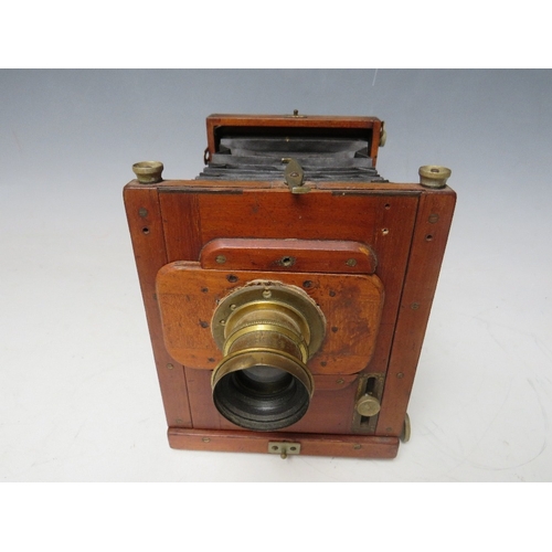 386 - AN EDWARDIAN PLATE CAMERA MARKED 'THE MIDLAND CAMER Co. BIRMINGHAM', fitted with brass lens on a woo... 