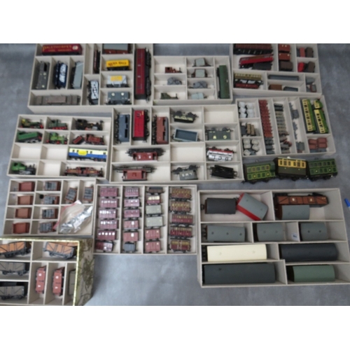 398 - A TRAY OF MIXED SCALE ROLLING STOCK AND STEAM LOCOMOTIVES, to include some 00 gauge