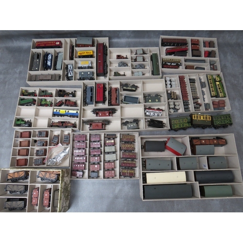 398 - A TRAY OF MIXED SCALE ROLLING STOCK AND STEAM LOCOMOTIVES, to include some 00 gauge