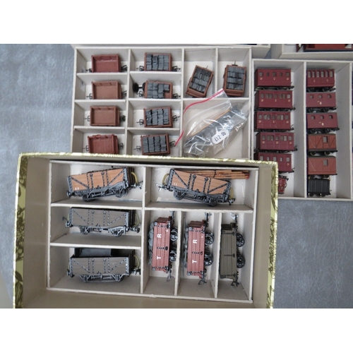 398 - A TRAY OF MIXED SCALE ROLLING STOCK AND STEAM LOCOMOTIVES, to include some 00 gauge