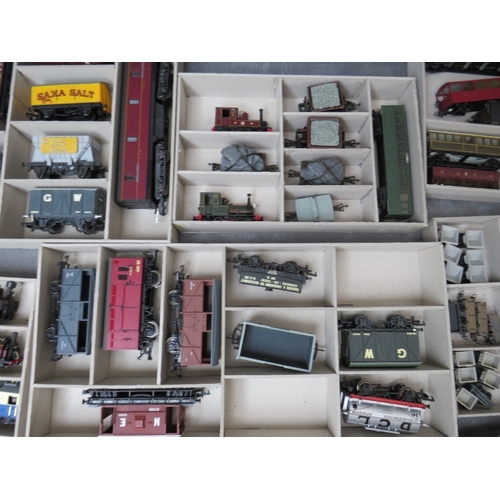 398 - A TRAY OF MIXED SCALE ROLLING STOCK AND STEAM LOCOMOTIVES, to include some 00 gauge