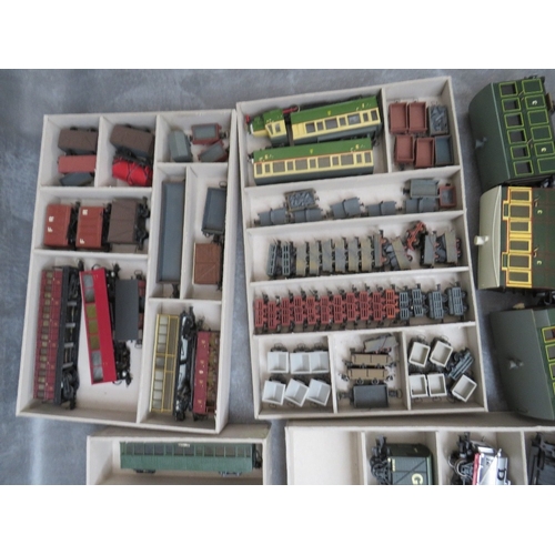 398 - A TRAY OF MIXED SCALE ROLLING STOCK AND STEAM LOCOMOTIVES, to include some 00 gauge