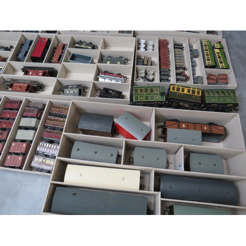 398 - A TRAY OF MIXED SCALE ROLLING STOCK AND STEAM LOCOMOTIVES, to include some 00 gauge