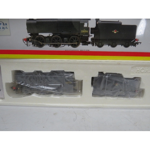 401 - A PAIR OF BOXED HORNBY 00 GAUGE SCALE DCC READY STEAM LOCOMOTIVES WITH TENDERS, to include Class Q1 ... 