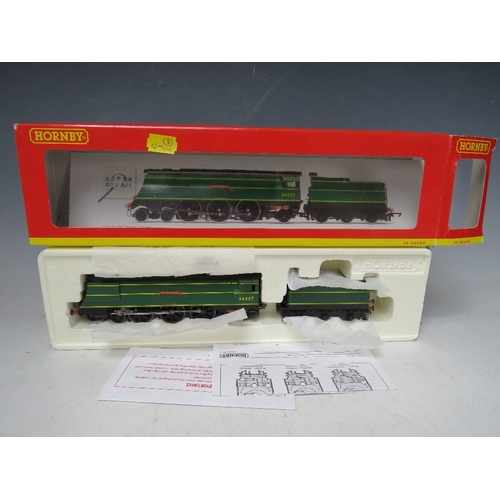 403 - A BOXED HORNBY OO GAUGE SCALE STEAM LOCOMOTIVE WITH TENDER, West Country class 'Clovelly' BR 4-6-2, ... 