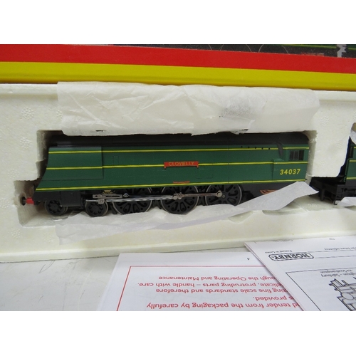 403 - A BOXED HORNBY OO GAUGE SCALE STEAM LOCOMOTIVE WITH TENDER, West Country class 'Clovelly' BR 4-6-2, ... 