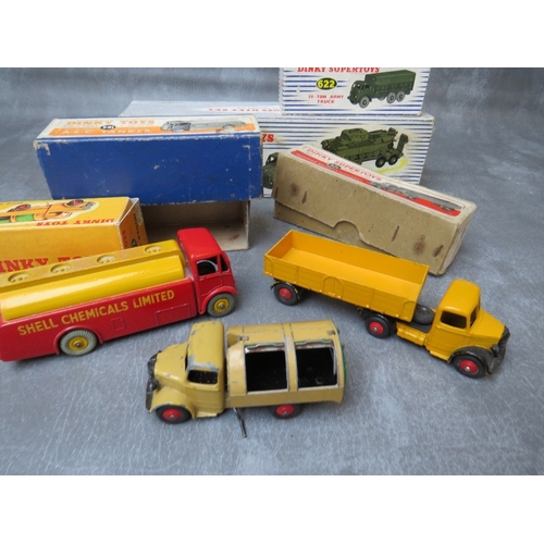 469 - A TRAY CONTAINING FIVE BOXED VINTAGE DINKY VEHICLES, to include tank transporter and tank 698, AEC t... 