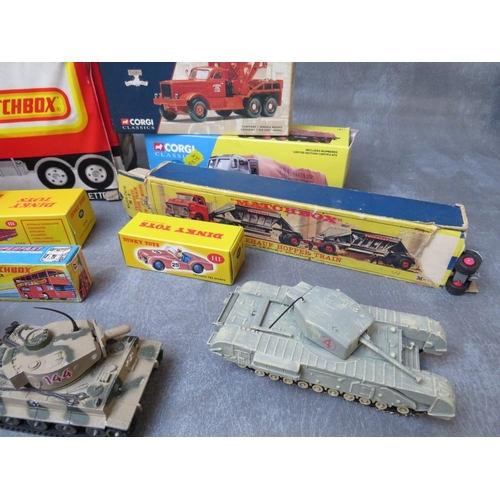 480 - A TRAY OF MIXED BOXED / UNBOXED DIE CAST VEHICLES, to include boxed vintage Matchbox Fruehauf hopper... 