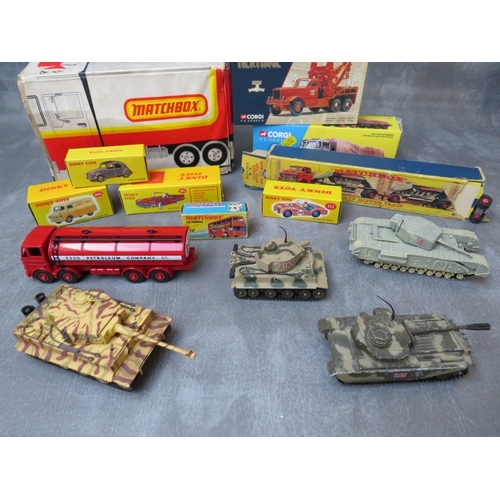 480 - A TRAY OF MIXED BOXED / UNBOXED DIE CAST VEHICLES, to include boxed vintage Matchbox Fruehauf hopper... 