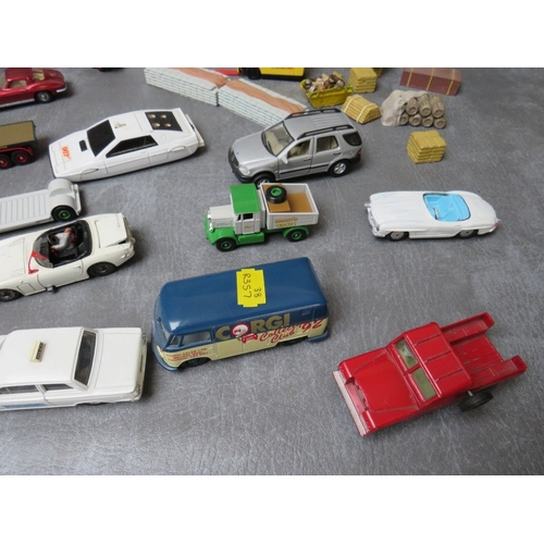 485 - A TRAY OF UNBOXED DIE CAST, to include  mainly Corgi examples, together with some lorry trailer back... 