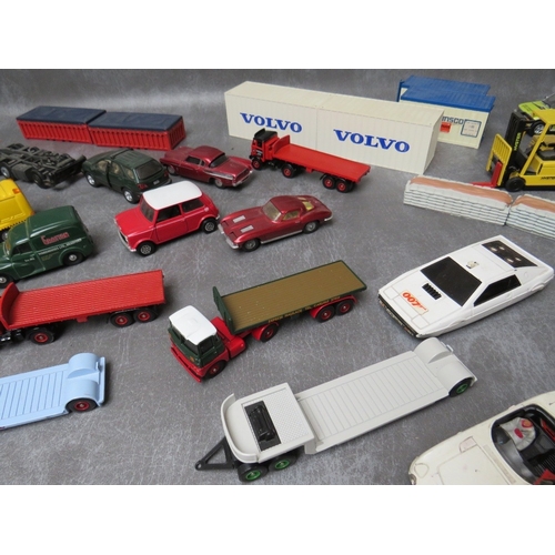 485 - A TRAY OF UNBOXED DIE CAST, to include  mainly Corgi examples, together with some lorry trailer back... 