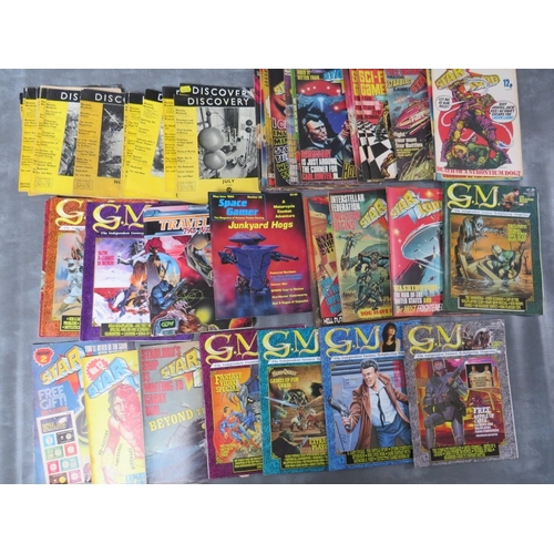 335 - A MIXED LOT OF MAGAZINES AND COMICS, to include eighteen vintage Discovery magazines dated between J... 