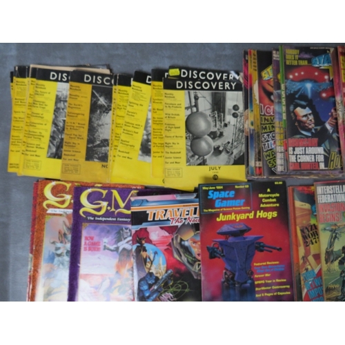 335 - A MIXED LOT OF MAGAZINES AND COMICS, to include eighteen vintage Discovery magazines dated between J... 