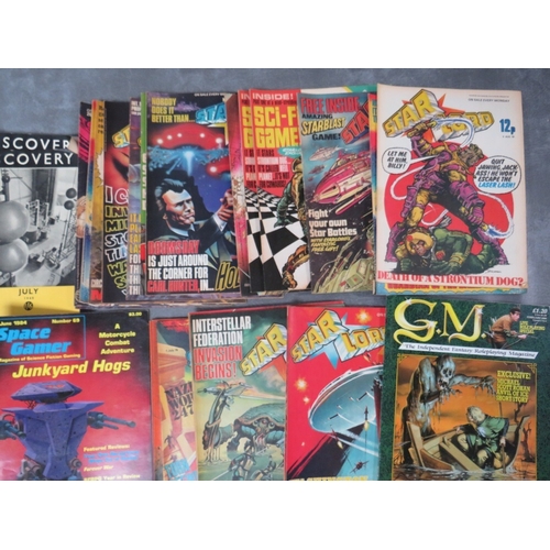 335 - A MIXED LOT OF MAGAZINES AND COMICS, to include eighteen vintage Discovery magazines dated between J... 