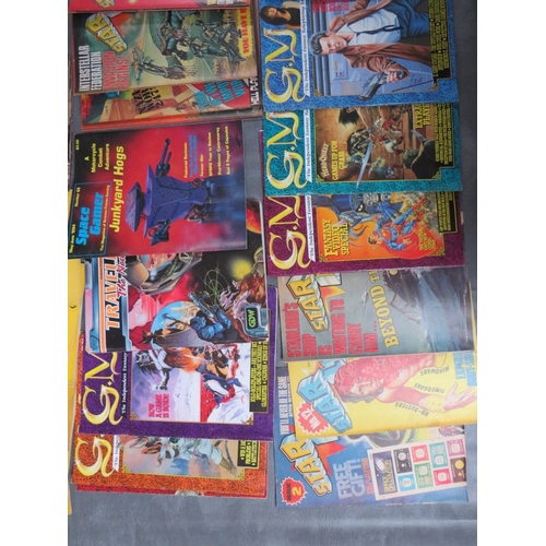 335 - A MIXED LOT OF MAGAZINES AND COMICS, to include eighteen vintage Discovery magazines dated between J... 