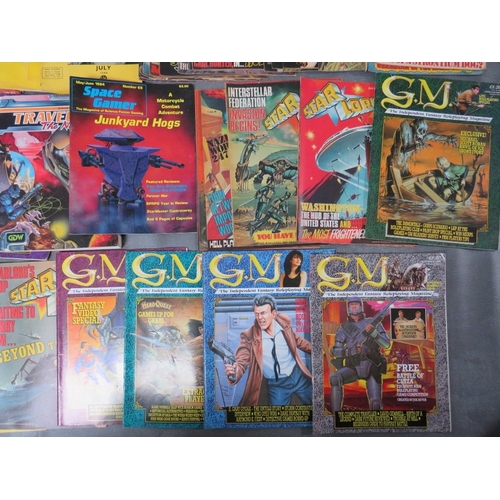 335 - A MIXED LOT OF MAGAZINES AND COMICS, to include eighteen vintage Discovery magazines dated between J... 