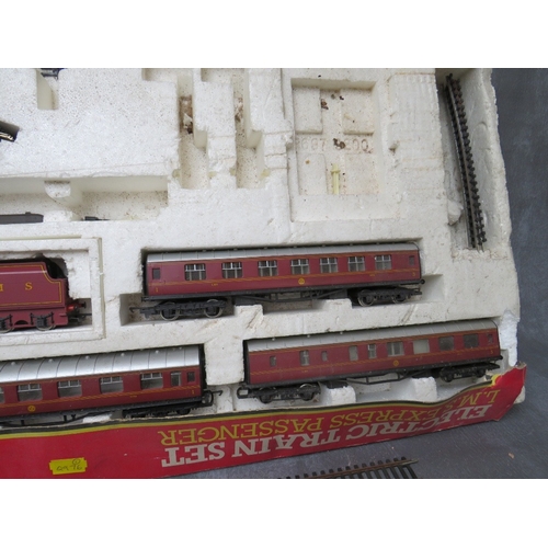 418 - A BOXED HORNBY 00 GAUGE LMS EXPRESS PASSENGER SET, to include Duchess of Sutherland steam locomotive... 