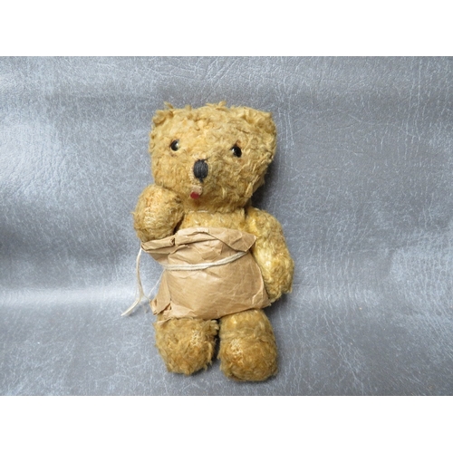 365 - A FAMILY OF THREE VINTAGE TEDDY BEARS, the tallest bear approx. H 54 cm, early 20th century straw fi... 