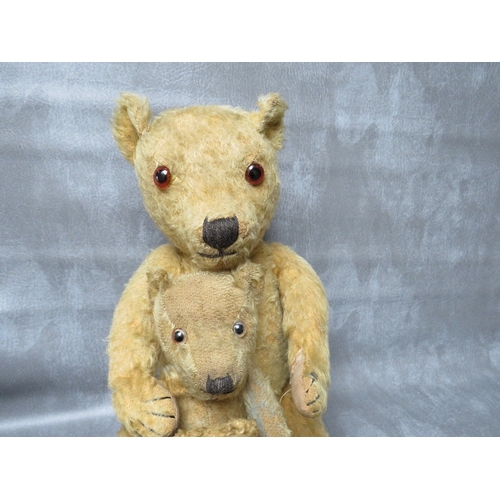 365 - A FAMILY OF THREE VINTAGE TEDDY BEARS, the tallest bear approx. H 54 cm, early 20th century straw fi... 