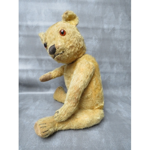 365 - A FAMILY OF THREE VINTAGE TEDDY BEARS, the tallest bear approx. H 54 cm, early 20th century straw fi... 