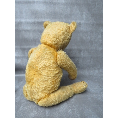 365 - A FAMILY OF THREE VINTAGE TEDDY BEARS, the tallest bear approx. H 54 cm, early 20th century straw fi... 