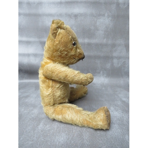 365 - A FAMILY OF THREE VINTAGE TEDDY BEARS, the tallest bear approx. H 54 cm, early 20th century straw fi... 