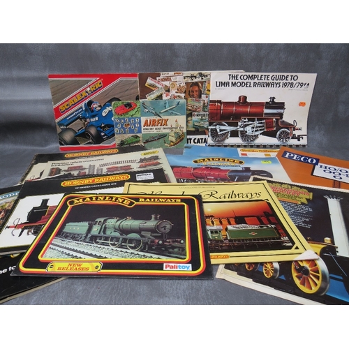 422 - A COLLECTION OF ASSORTED VINTAGE RAILWAY MODEL CATALOGUES & EPHEMERA ETC., together with a two Airfi... 