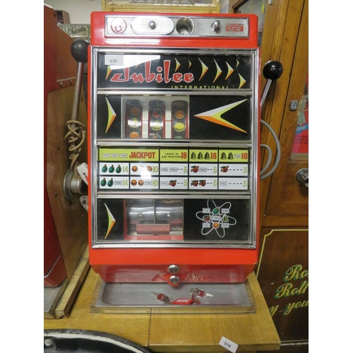 530 - A VINTAGE JUBILEE INTERNATION 'TIC TAC TOE' COIN OPERATED ONE ARM BANDIT, 66 x 46 cm