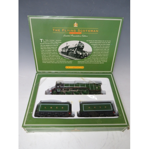 416 - A BOXED HORNBY 00 GAUGE LIMITED EDITION FLYING SCOTSMAN SET R075