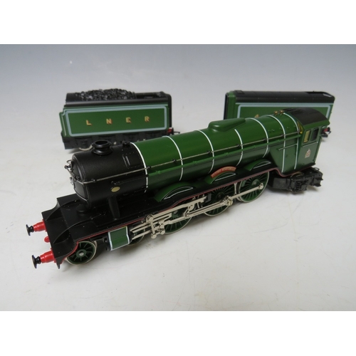 416 - A BOXED HORNBY 00 GAUGE LIMITED EDITION FLYING SCOTSMAN SET R075