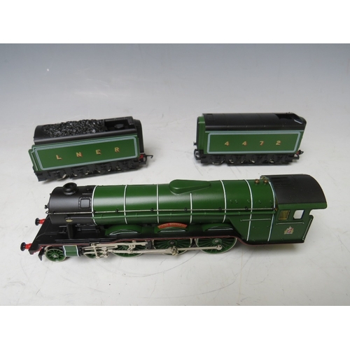 416 - A BOXED HORNBY 00 GAUGE LIMITED EDITION FLYING SCOTSMAN SET R075