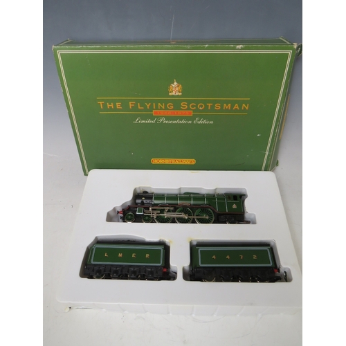 416 - A BOXED HORNBY 00 GAUGE LIMITED EDITION FLYING SCOTSMAN SET R075