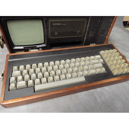 495 - AN EARLY SC84 TYPE PORTABLE COMPUTER, housed in wooden case A/F