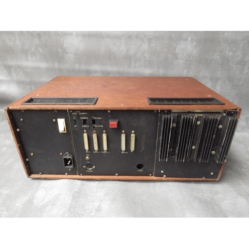 495 - AN EARLY SC84 TYPE PORTABLE COMPUTER, housed in wooden case A/F