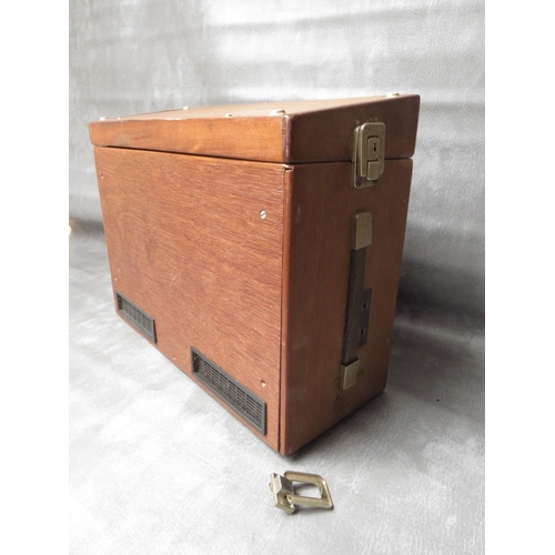 495 - AN EARLY SC84 TYPE PORTABLE COMPUTER, housed in wooden case A/F