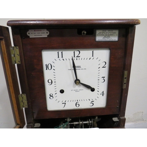 504 - A VINTAGE NATIONAL TIME RECORDER & Co. OAK CASED CLOCKING IN MACHINE, H 69 cm