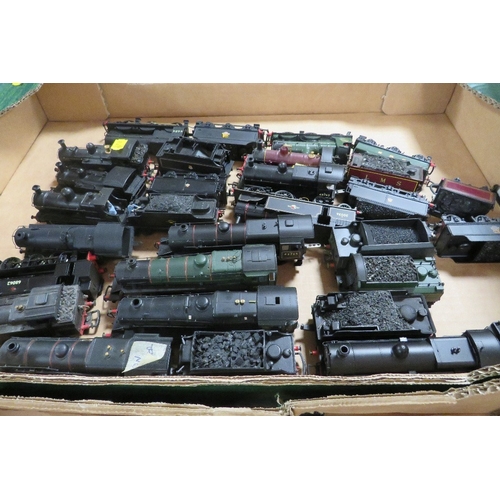 396 - A TRAY CONTAINING SIXTEEN OO GAUGE STEAM LOCOMOTIVES, mostly with tenders, by Hornby, Bachmann etc.