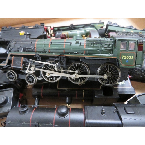 396 - A TRAY CONTAINING SIXTEEN OO GAUGE STEAM LOCOMOTIVES, mostly with tenders, by Hornby, Bachmann etc.