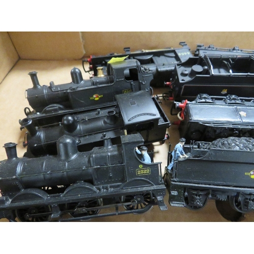 396 - A TRAY CONTAINING SIXTEEN OO GAUGE STEAM LOCOMOTIVES, mostly with tenders, by Hornby, Bachmann etc.