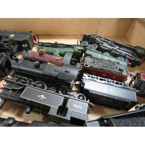 396 - A TRAY CONTAINING SIXTEEN OO GAUGE STEAM LOCOMOTIVES, mostly with tenders, by Hornby, Bachmann etc.