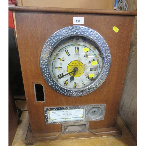 561 - A VINTAGE BRYANS 12 WIN CLOCK PENNY SLOT MACHINE A/F, oak cased, H 59 cm, W 46.5 cm, D 24.5 cm