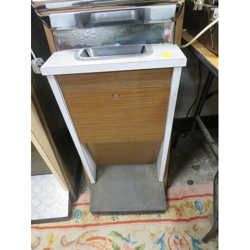 549 - A VINTAGE ARISTOCRAT GROSVENOR ONE ARMED BANDIT, gold star machine with origianl foot board, H 144 c... 