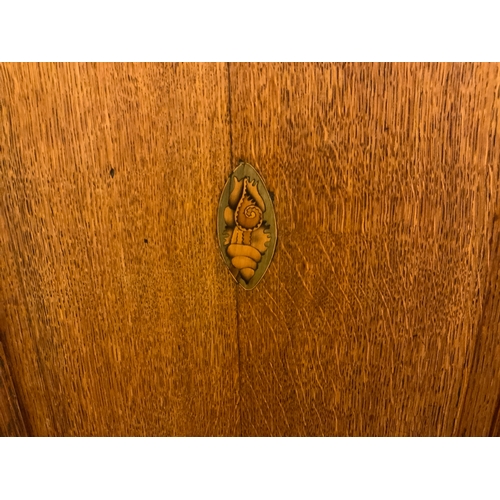 707 - A Georgian oak cross banded corner, cupboard with shell inlay to the door