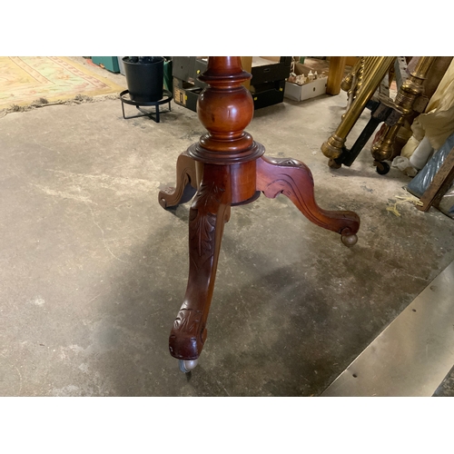 714 - An antique mahogany tilt top circular centre table with carved decoration to the legs A/F